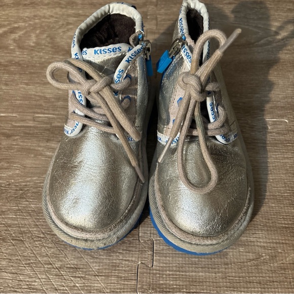 UGG Kisses Kids Silver Boots Sz 9 Pre-Owned - Picture 1 of 6